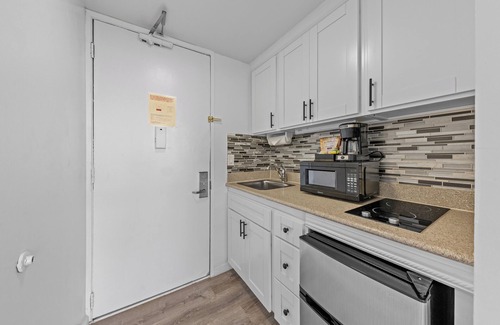 Waikiki Apartment | Amazing Location with AC and WiFi and Amenities