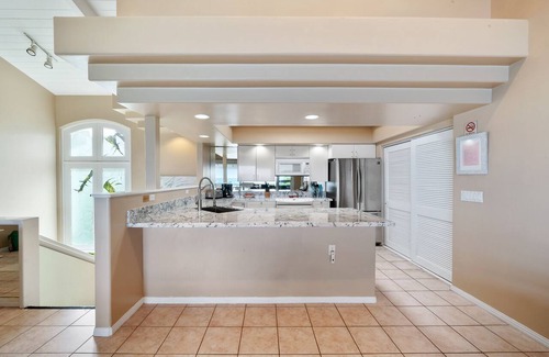 Kailua-Kona House | Amazing Oceanfront with Pool and Hot Tub. Surf and Swim Right out Front!