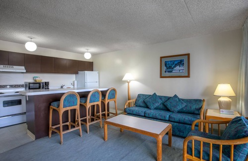 Waikiki Condo | Aston Waikiki Banyan 1BST3 | Pool & Hot Tub