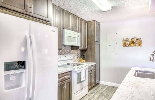 Hanamaulu Condo | August Sale - Renovated Oceanfront Lihue Condo with AC, Lanai & Pool