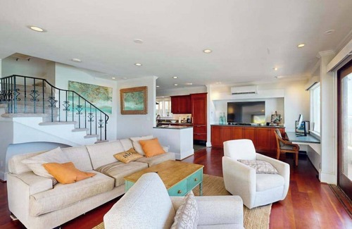 Diamond Head - Kapahulu - St. Louis House | August Special! Posh Beachfront Waikiki Home with 3 Lanais - Walk to Dining