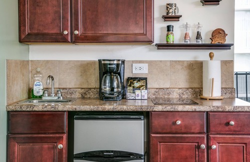 Waikiki Apartment | ❃Bamboo❃ 10ᵗʰ Floor Deluxe studio overlooking Palm trees & Lucious Pool⁕Spa Area