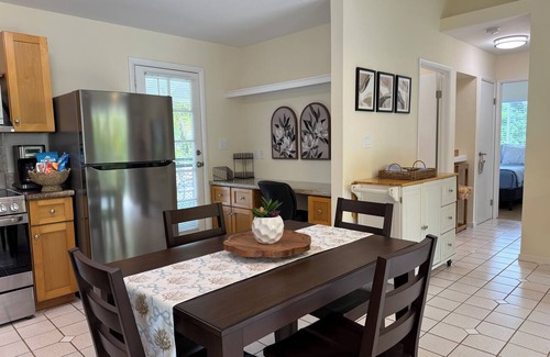 Kailua House | BAREFOOT-BEACH-RETREAT, 2BR, NEWLY FURN. WALK-2-BEACH/BUZZ'S=2 MIN, KAʻOHAO SCH.