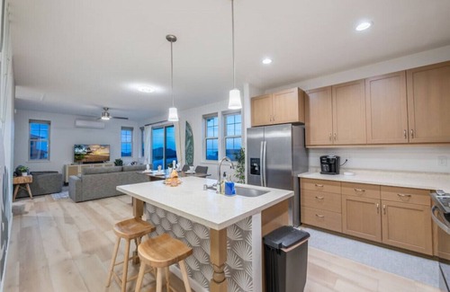 Makaha Valley House | Beach 5 Min|Community Pool+Gym|Free Parking
