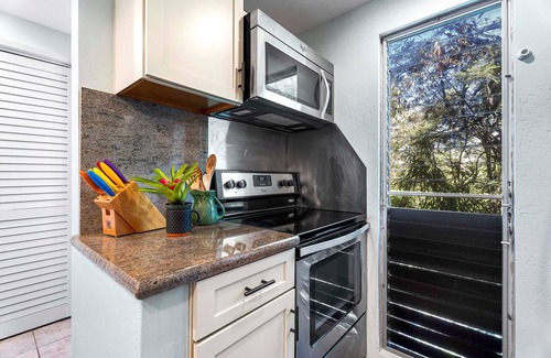 Historic Kailua Village House | Beach Haven at Malia Kai – Prime Location near downtown, Incredible Views & Pool