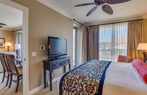 Honokowai Hotel | Beach paradise: Elegant Views with Full Kitchen, Onsite Parking and Pool View