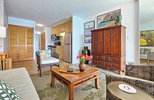 Diamond Head - Kapahulu - St. Louis Apartment | Beachfront 8th Floor Sans Souci Studio - 30 Day Rental