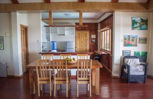 North Shore Cottage | Beachfront Bliss - Steps to the sand!