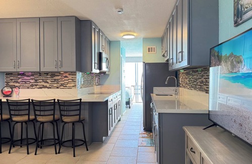 Makaha Condo | Beachfront condo in Waianae, breathtaking view, newly renovated, Mākaha Shore