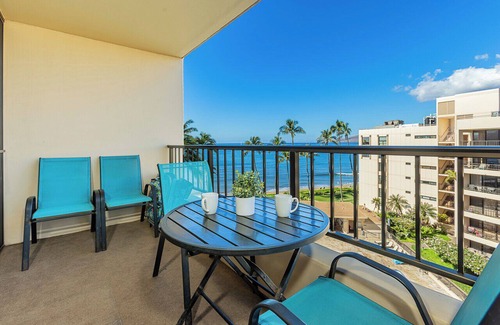 Kihei Condo | Beachfront penthouse w/sunset lanai and pool access