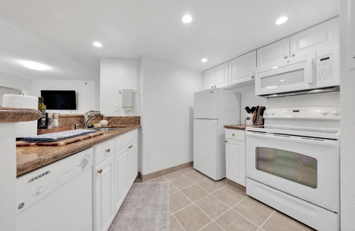Downtown Honolulu Condo | Bishop Suites Downtown Honolulu by Castle, 1 Bedroom Ocean View #4007