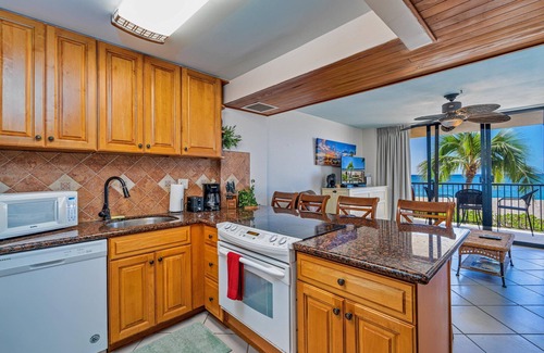 Makaha Villa | BLOWOUT-Avail dates on Sale - Amazing Ocean Front - (HP-104)