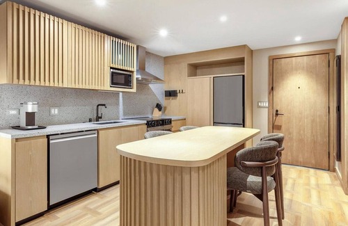Waikiki Resort | BRAND-NEW OCEAN VIEW LUXURY IN WAIKIKI