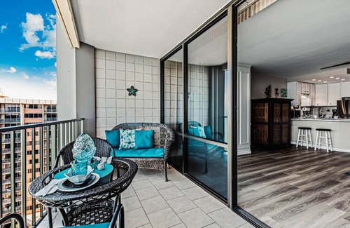 Kahana Apartment | Bright, beachy condo with gorgeous ocean views
