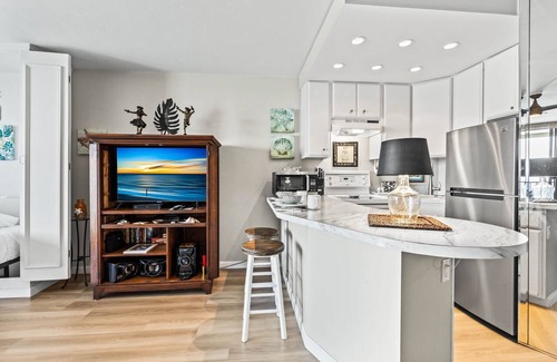 Kahana Apartment | Bright, beachy condo with gorgeous ocean views