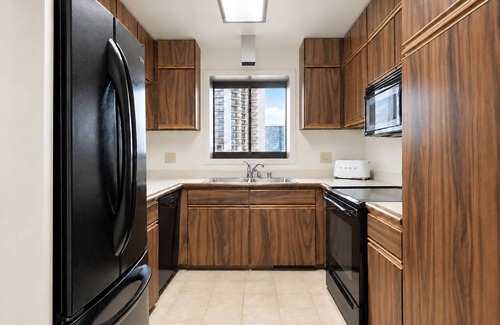 Waikiki Condo | BTS 1904 Oceanfront Waikiki W/D Lanai Gym
