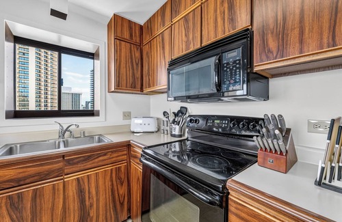 Waikiki Condo | BTS 1904 Oceanfront Waikiki W/D Lanai Gym