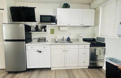 Waikiki Apartment | Cabana Waikiki walk to Waikiki Beach Free Parking!