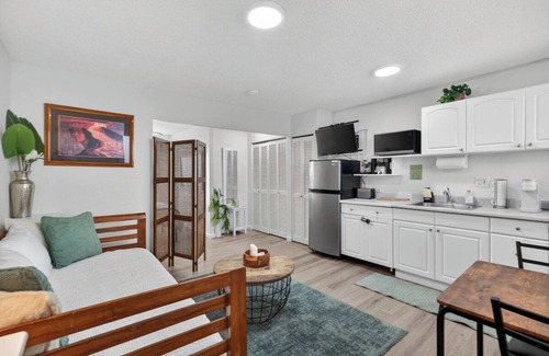 Waikiki Apartment | Cabana Waikiki walk to Waikiki Beach Free Parking!
