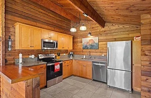Volcano Cabin | Cedar Log Home, Restful Haven, Couples Hideaway and Adventurous Family Basecamp.