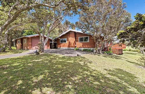 Volcano Cabin | Cedar Log Home, Restful Haven, Couples Hideaway and Adventurous Family Basecamp.