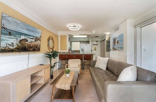 McCully - Moiliili Apartment | Central Waikiki 2 Bedroom, AC, Lanai, Pool, King