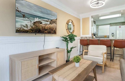 McCully - Moiliili Apartment | Central Waikiki 2 Bedroom, AC, Lanai, Pool, King