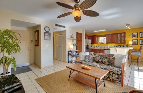 Historic Kailua Village Condo | Centrally Located Kailua-Kona Condo w/Lanai!