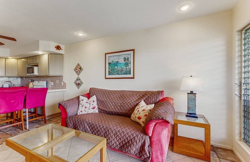 Ualapue Condo | Charming 1st floor oceanfront condo with shared pool, tennis courts & W/D