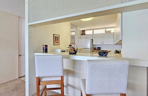 Diamond Head - Kapahulu - St. Louis Condo | Charming Beachfront King Bedroom condo in Honolulu