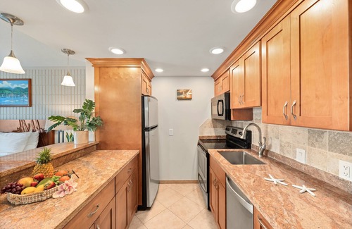 Historic Lahaina Front Street House | Charming mountain-view studio perfect for a romantic escape-Lahaina Shores 514