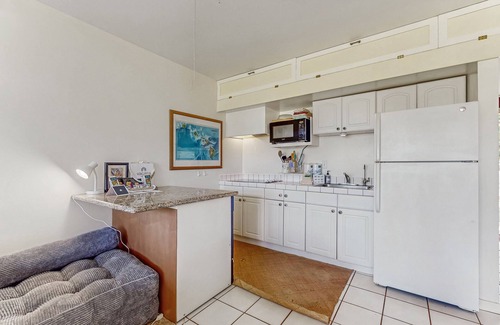 Maunaloa Apartment | Charming studio on the 1st-Floor w/ocean view, lanai, gas grills, pool, W&D