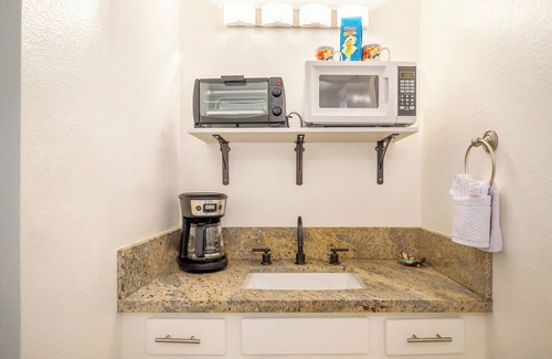 Princeville Apartment | Chic Aloha Studio in Superb Princeville, w/AC & WiFi Explore Beautiful Napali!