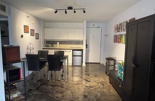 Downtown Honolulu Condo | Chic studio condo with Free Parking & AC in vibrant Downtown Honolulu
