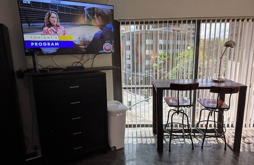 Downtown Honolulu Condo | Chic studio condo with Free Parking & AC in vibrant Downtown Honolulu