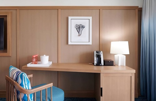 Waikiki Apartment | Conveniently Located To Excellent Transportation! Onsite Dining, Pets Allowed