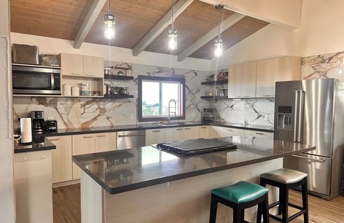 Kona Palisades House | Cozy 3-bedroom house in beautiful Kailua-Kona with cool AC breeze