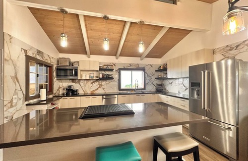 Kona Palisades House | Cozy 3-bedroom house in beautiful Kailua-Kona with cool AC breeze