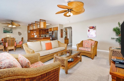 Kahaluu Bay Condo | Cozy Condo w/Ocean Views Across Iconic Kahaluu Bay Sleeps 4 Pool and Bbq