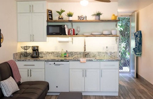 Historic Kailua Village Apartment | Cute Downtown Studio, AC/Pool