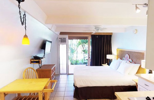 Kaunakakai House | Deluxe Ocean View King: Elevated Luxury, Stunning Sea Views, Molokai Charm