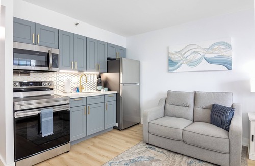 Waikiki Condo | Deluxe Studio*King Size Bed*Free Parking and Wifi