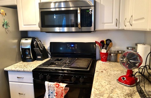 Waikiki Condo | Diamond Head Penthouse 2bed/2bath Kitchen & Parking in heart of Waikiki.