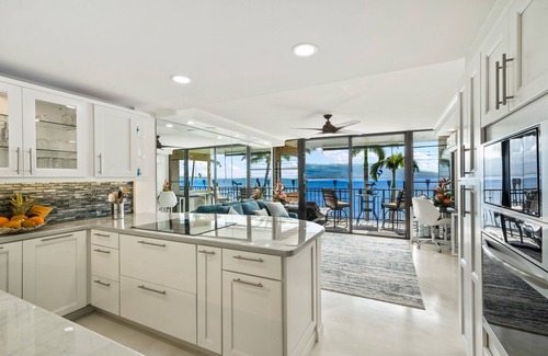 Maalaea Condo | DIRECT OCEANFRONT LUXURY ON THE SOUTH SIDE! ROMANTIC AND PEACEFUL!