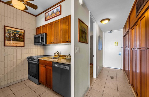 Historic Lahaina Front Street Condo | Direct Oceanfront Studio with Lanai & Sunset Views - Lahaina Shores 631