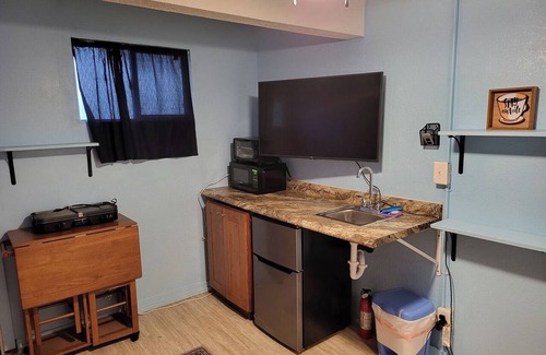 Wailuku Apartment | Downtown Wailuku Queen Bed + Window AC