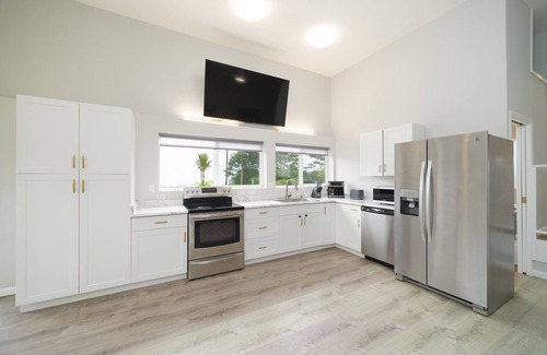 Hilo House | Embrace the soothing trade winds & let the ocean breeze carry your worries away