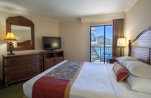 Waikiki Hotel | Enviable Honolulu Address! Beachfront, Spa, Pool, 3 Restaurants, Steps to Sand!