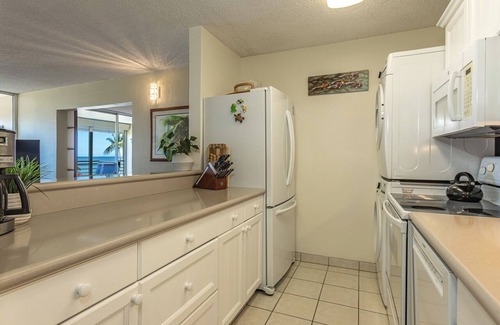 Kihei Condo | Epic Sunsets. Oceanview 2 BR. Walk to Beach and Shops.