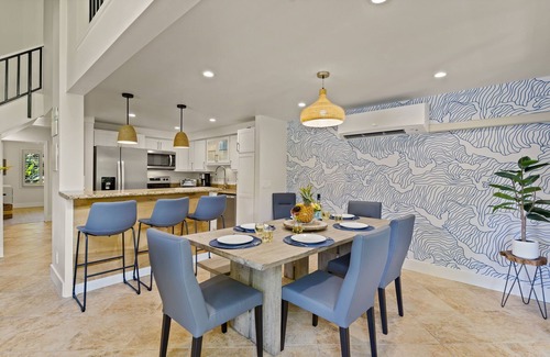 Kihei Condo | Family friendly condo, bright and beachy, walk to the beach! AC, pool, hot tub!